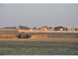 Ypg Ve Öso Suriye Sınırında Nöbette