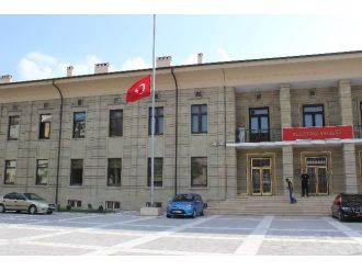 Eskişehir’de Bayraklar Yarıya İndirildi
