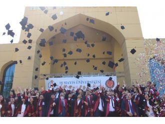 Hukuk Fakültesi’nde Mezuniyet Coşkusu