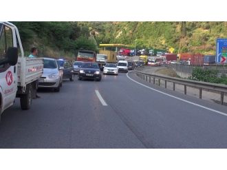 Kocaeli D-100 Karayolunda Tır Devrildi