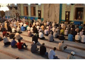 Eskişehir’de İlk Teravih Namazında Vatandaşlar Camilere Akın Etti