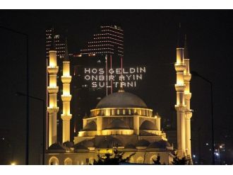 Mahyalar İstanbul’u Aydınlattı