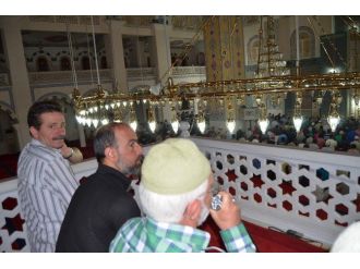 İlk Teravih Namazında Müslümanlar Camilere Akın Etti