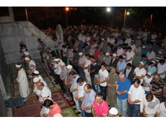 Bursalılar İlk Teravih Namazını Yıldızların Altında Kıldı