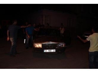 Otomobil Kaldırımda Oturan 4 Kişiyi Ezdi