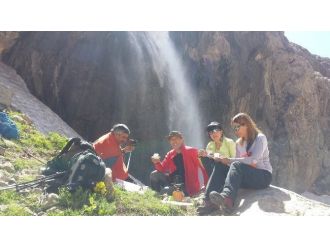 (Özel Haber) Hakkari Dağları, Yabancı Turistlerin İlgisini Çekiyor