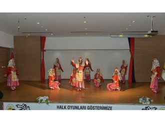 Çiğli’de Vatandaşları Coşturan Türk Halk Oyunları Gösterisi