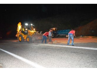 Buğday Döküldü Yol Kapandı