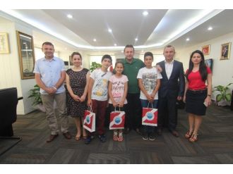Menderes’i Anlattılar Fotoğraf Makinesini Kaptılar