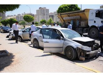 Gaziantep’te Otomobiller Kafa Kafaya Çarpıştı