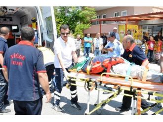 Direksiyon Hakimiyeti Kaybolan Otomobil Direğe Çarptı: 4 Yaralı