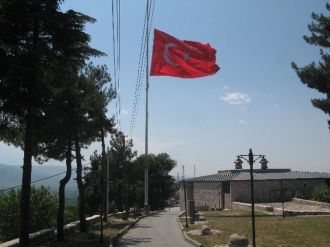 Niksar Kalesi’ndeki Dev Türk Bayrağı Yarıya İndirildi