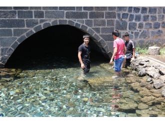 Sıcaklardan Bulanan Çocuklar Süs Havuzlarını Doldurdu