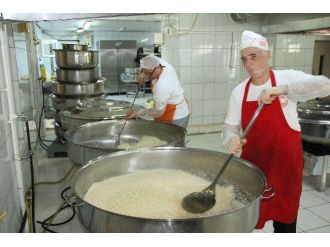 Üsküdar’da Dev Kazanlar İftar Yemekleri İçin Kaynadı