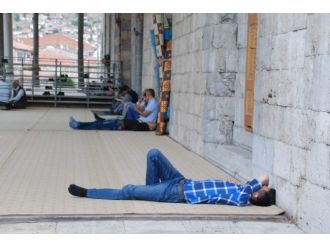 Sıcaktan Bunalanlar Cami Avlusunda Şekerleme Yaptı