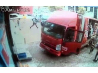Silahlı Banka Soyguncularının Kaçma Anı Kameralara Yansıdı
