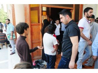 Dilenciler Cami Önlerine Akın Etti