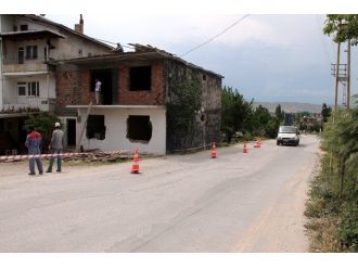 Suluova’da Otogar Yolundaki Binalar Yıkılıyor