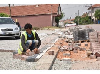 Kartepe’de Kaldırım Çalışmaları Devam Ediyor