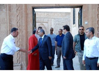 Mardin Valisi Koçak, Bin 618 Yıllık Mor Gabriel Manastırını Ziyaret Etti