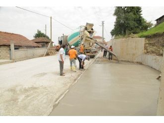Başiskele’de Beton Yol Çalışmaları Devam Ediyor