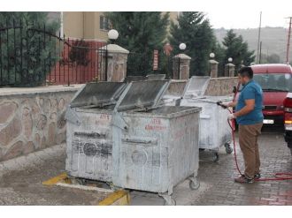 Belediye Çöp Konteynerlerini Dezenfekte Ediyor