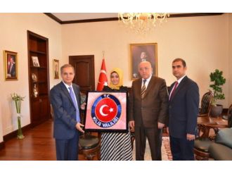 Vali Tapsız’a Göz Nuru İle İşlenmiş Kilis Valiliği Logosu Takdim Edildi
