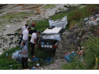 Samsun’da Otomobil Dereye Uçtu: 1 Yaralı