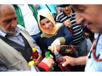 İstanbullular İlk İftar İçin Oruç Baba Türbesine Akın Etti