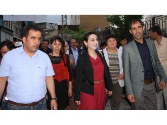Hdp Eş Başkanı Figen Yüksekdağ İlk İftarını Çadırda Açtı