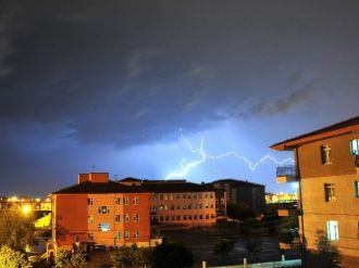 Afyonkarahisar’da “Yıldırımlar” Geceyi Gündüze Çevirdi