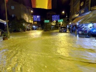 Bartın’da İşyerlerini Su Bastı, Alt Ve Üst Yapı Hasar Gördü
