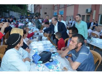 Başkan Gümrükçüoğlu İlk İftarını Yeşiltepeli Vatandaşlarla Birlikte Açtı