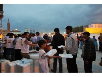 Kırşehirliler İlk İftarı Cacabey Meydanında Açtı