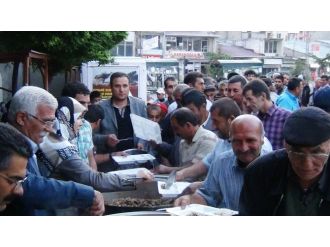 Erciş Belediye Eş Başkanları Vatandaşlarla Birlikte İftar Açtı