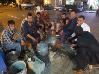 Semaver Çayı Satarak Geçimlerini Sağlıyorlar