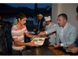 Belediye İlk İftar Yemeğini Felaket Bölgesinde Verdi