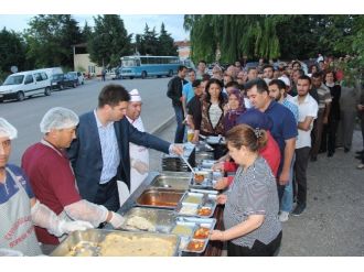 Burdur Belediyesi’nden Her Gün Bin Kişilik İftar Sofrası