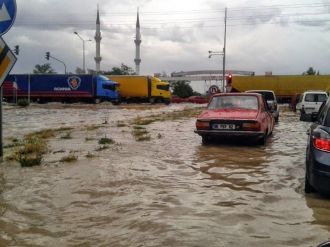 Ankara’da Selde 2 Kişi Alt Geçitteki Araçta Mahsur Kaldı