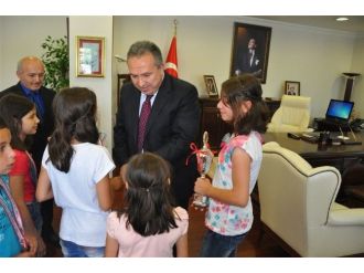 Şampiyon Badmintoncuları Vali Fidan Ağırladı