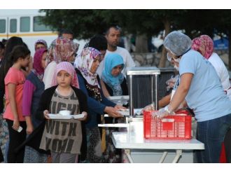 Gaziemir’de Onlarca Vatandaş Hep Birlikte Orucunu Açtı