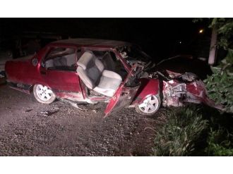 Ereğli’de Otomobil Elektrik Direğine Çarptı: 4 Yaralı