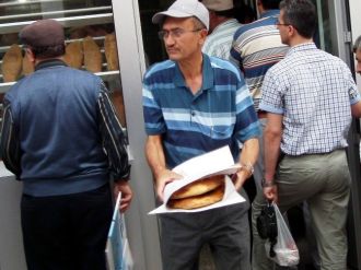 Sıcak Pide Kuyruğu Geleneği