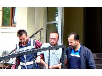 Adliyeye Götürülen Dolandırıcı Gazetecileri Görünce Polislere Kızdı