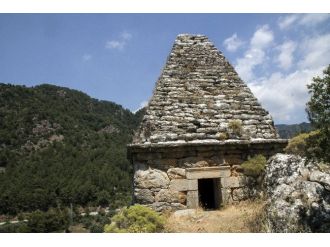 (Özel Haber) Türkiye’nin Tek Piramit Mezarı Defineciler Yüzünden Yıkılmak Üzere
