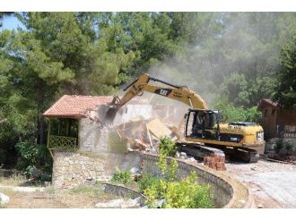 Kumluca Yazır’da Kaçak Olduğu Tespit Edilen Yapılar Yıkıldı