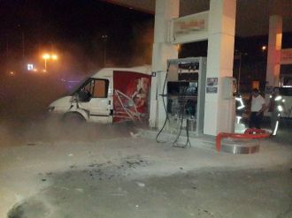 Kaza Yapan Minibüs Petrol İstasyonuna Daldı