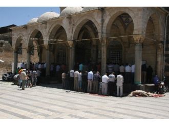 Ramazanın İlk Cuma Namazında, Cemaat Camilere Sığmadı