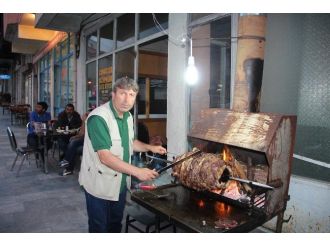 Oltu’da Cağ Kebap İle İftar Açma Geleneği Sürüyor
