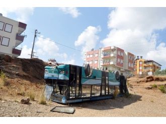 Park Halindeki Otobüs, Kamyonete Çarptıktan Sonra Şarampole Yuvarlandı